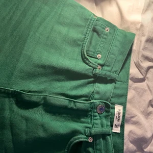Pull and bear jeans - Gröna Jeans från Pull and bear, fin skick! Storlek 36 180kr+ frakt 
