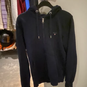 Gant Kofta - Säljer min kofta från Gant som jag inte använder längre. Strl M, men sitter som S/M. Bra skick och inga fläckar. Köparen står för frakt! 😃