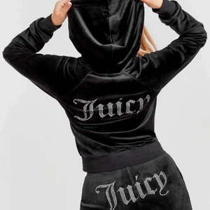 juicy couture set - säljer mina juicy couture byxor i storlek S! ser ut som på bilderna, juicy trycket befinner sig på rumpan, 600kr🤍