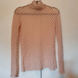 Meshtröja - Rosa meshtröja i storlek M från Zara. Använd ett fåtal gånger. Frakten ingår i priset.