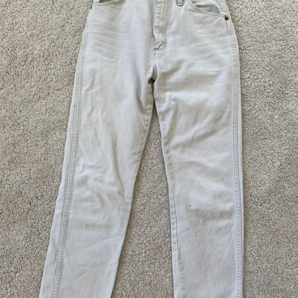 Ett par raka vita wrangler jeans. Köpta second hand me. I fint skick! En liten liten fläck på ena benet, men den syns knappt.. Jeans & Byxor.