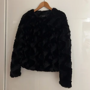 Pälsjacka - Pälsjacka i storlek XS från Vero Moda. Väldigt fint skick. Kort modell, försluts med knappar och har fickor.  Kan skickas, köparen står för frakten.💗⭐️