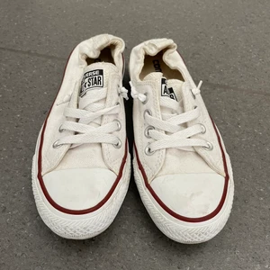 Vita låga converse - Superfina låga converse i storlek 36.5! Sparsamt använda 
