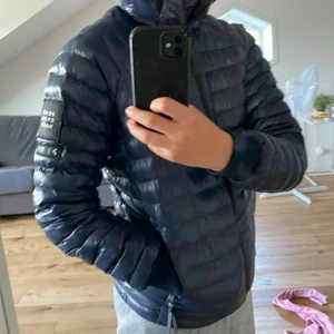 Peak performance pufferjacka tomic M  - En peak performance jacka SLUT SÅLD ÖVERALLT! St 160 funkar för 170 också. Nästintill oanvänd och i toppen skick nypris 2500 