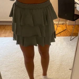 Kjol  - Grön-grå kjol i nyskick från ASOS. Aldrig använd💖
