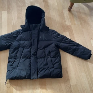 Calvin Klein jacka  - Säljer min Calvin Klein jacka i storlek M. Använd en vinter bara, skick 9/10. Väldigt tjock och perfekt till vinter och sen höst!Betalning genom swish helst. Priset kan förhandlas vid snabb affär 