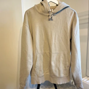Weekday hoodie beige - Skick: 6/10 (det är en liten fläck som inte går bort, visas på bild) Storlek: L Passar: L Orginalpris: 299