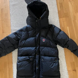 Fjällräven down lite jacka - Tjena! Säljer nu min fjällräven jacka då jag köpt en ny. Jackan är i nyskick då den endast använts under en säsong. Jackan är i storlek S, men är stor i storleken och passar även M. Kvitto finns och nypris ligger på 6000 kr.