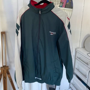 Reebook jacka - As fet reebok jacka i storek M. Den är i bra skick:)
