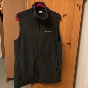 Columbia fleece - Mörkgrå fleeceväst från Columbia köpt second hand storlek L. 