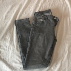 Fina gråa kåhmidajde Jens  - Bra skick,lågmidjsde