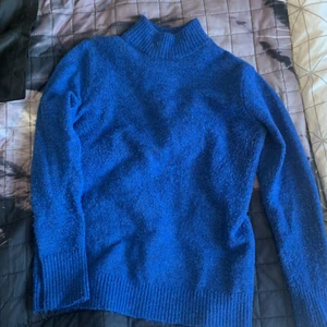 Stickad polotröja storlek S - En blå stickad polotröja ifrån Ullared sen ca 2016. Använt ca 10 gånger, 