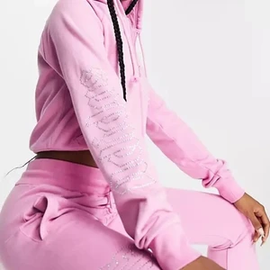 Adodas 2000 luxe - Säljer min adidas tracksuit som jag  fick i present. Den är sparsamt använd och i bra skick. Strl s i toppen och m i byxorna, pris kan förhandlas 