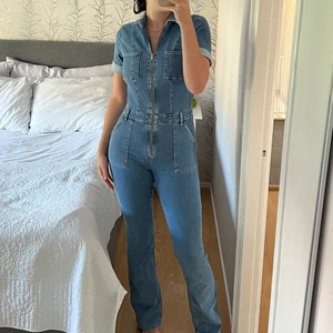 Denim jumpsuit - Från mango , storlek S, helt ny, aldrig använd, köptes för nära 700kr. Köparen står för frakten 💜