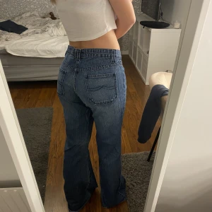 Lågmidjade jeans - Supersnygga lågmidjade vintage jeans! Stretchiga i materialet så de passar både s och m