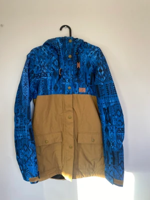 Skidjacka - Jättefin skidjacka från DC, använd ca 1 vintersäsong men inga speciella anmärkningar