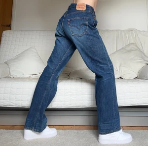 Levis 501 Jeans - Säljer dessa Levis jeans i storlek W36L32 (de passar mindre, ungefär en storlek 38 eller 40), 88cm midja och 79cm innerbenslängd❤️Jag på bilderna är 172cm lång och brukar bära storlek 38💕