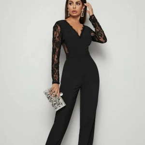 Jumpsuit - Svart jumpsuit med spets. Stl L från shein