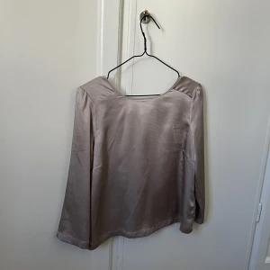 Blus - Söt blus från HM i silkigt material. Har gått nån tråd på framsidan därav lägre pris.   Har inte lappen kvar så vet tyvärr inte storlek, men gissar S/M