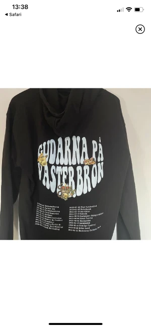 Hov1 Gudarna på Västerbron Merch - Säljer min Hov1 Gudarna på Västerbron hoodie i storlek S💕💕 Tröjan är i bra skick. dock har en defekt vid fickan som jag behövt sy ihop lite men ingenting som synd eller märks av när man har på den❤️ Nypris 600kr💕💕  Kom med prisförslag🫶🏻