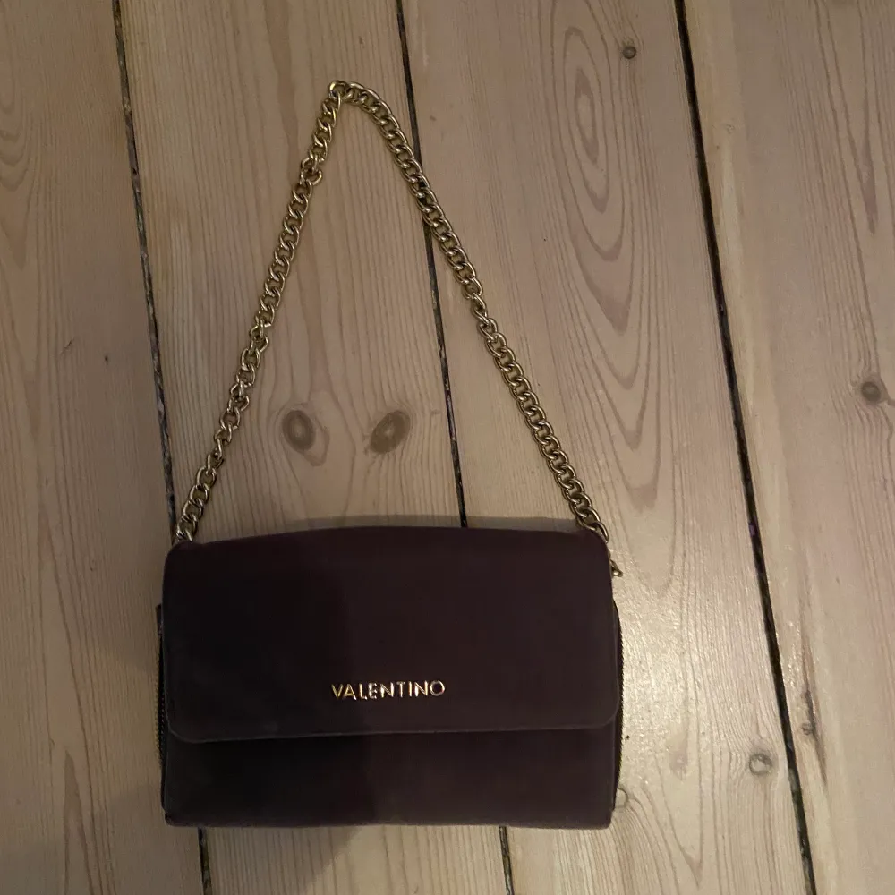Small velentine handbag, with small compartments . Väskor.