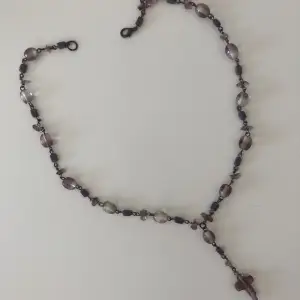 Lila halsband med kors köpt secondhand:) så fint men kommer inte till användning💗