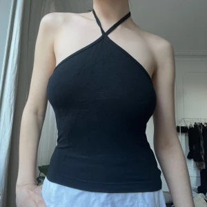 Halterneck topp - storlek S men är stretchig så passar även M. möts i stockholm eller fraktar :)