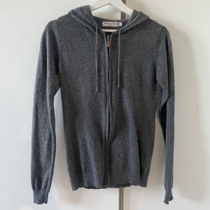 Kashmir tröja - jättefin Kashmir-blend zip tröja!  fint skick, säljer eftersom jag har två likadana
