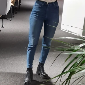 Stretch jeans  - Använda en gång. Inte riktigt min stil därför säljs vidare. 