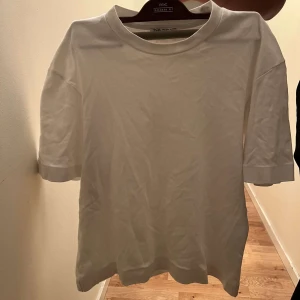 Zara T-shirt  - Säljer nu min Zara tröja i storlek S då den blivit för liten, den är i bra skick (inga defekter)  100kr, köparen står för frakten