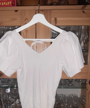 Vit tröja - Storlek medium Märke ONLY