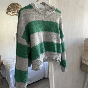 Stickad tröja - Tröja från Pull&bear, sticks inte! Väldigt lite använd💖skickar fler bilder om det önskas!