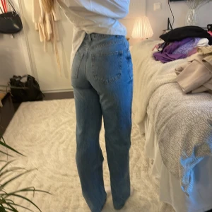 Jeans - Raka jeans från bikbok. Använda ett fåtal gånger 💕