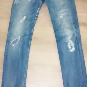 Dessa jeansen har använts till provning men har varit alldeles för små. Priset på dessa jeans är 100kr men pris kan diskuteras vid snabbköp. Jeansen har inga skador eller otillsatta föremål.