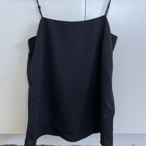 Linne från H&M - Jättefint lite genomskinligt linne från H&M, aldrig använt. Justerbara band.