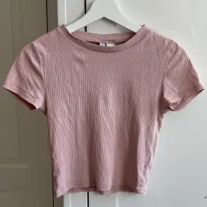 Enkel rosa T-Shirt från H&Ms basic kollektion. Croppad och ribbad. Använd en del så den är lite ljusare i färgen än när den var ny 💖