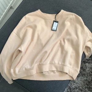 Sweatshirt  - Helt ny sweatshirt från lager! Säljer pågrund av att jag köpte fel storlek