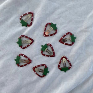 Hårspännen jordgubbar  - Jättesöta hårspännen som ser ut som jordgubbar. Priset är för ALLA, går inte att köpa separat. Kolla gärna in mina andra saker, samfraktar gärna. Köps via Swish eller köp nu 💋