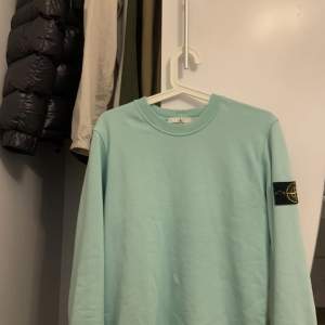 Ljusblå stone island tröja, köpt från stone island butiken i Stockholm. Kvittot slängt men jag kan skicka bilder på patch och qr kod vid behov. Den är äkta såklart och sparsamt använd.  Storlek: S  Nypris: 2200