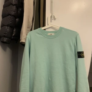 Stone island tröja - Ljusblå stone island tröja, köpt från stone island butiken i Stockholm. Kvittot slängt men jag kan skicka bilder på patch och qr kod vid behov. Den är äkta såklart och sparsamt använd.  Storlek: S  Nypris: 2200