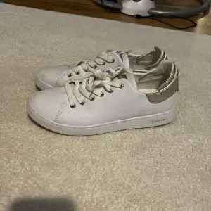 Oanvända sneakers från Guess i storlek 39. Endast testade en gång men för stora för mig!😊