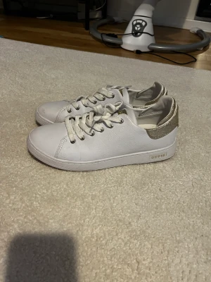 Oanvända Guess sneakers - Oanvända sneakers från Guess i storlek 39. Endast testade en gång men för stora för mig!😊
