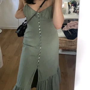 Grön klänning  - Grön, så fin, klänning från Zara. Endast använd en gång, säljs pga den är för liten. Pris är inklusive frakt 💞