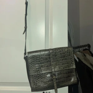 Axelväska  - Tiger of Sweden. 🦋