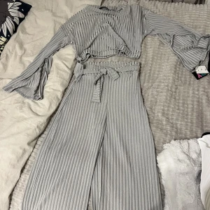 Set - Aldrig använda, prislapparna sitter kvar. 