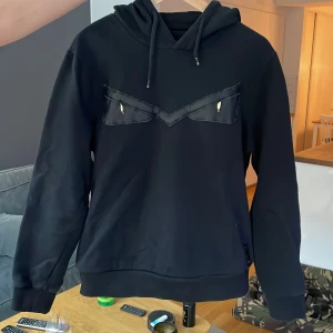 Fendi hoodie - Tröjan är i nyskick, använd en gång då den är för liten för mig! 