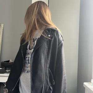 Skinnjacka - As snygg jacka från missguided! Ser HELT OANVÄND UT. Sitter lite oversise men jätte snyggt❤️❤️❤️