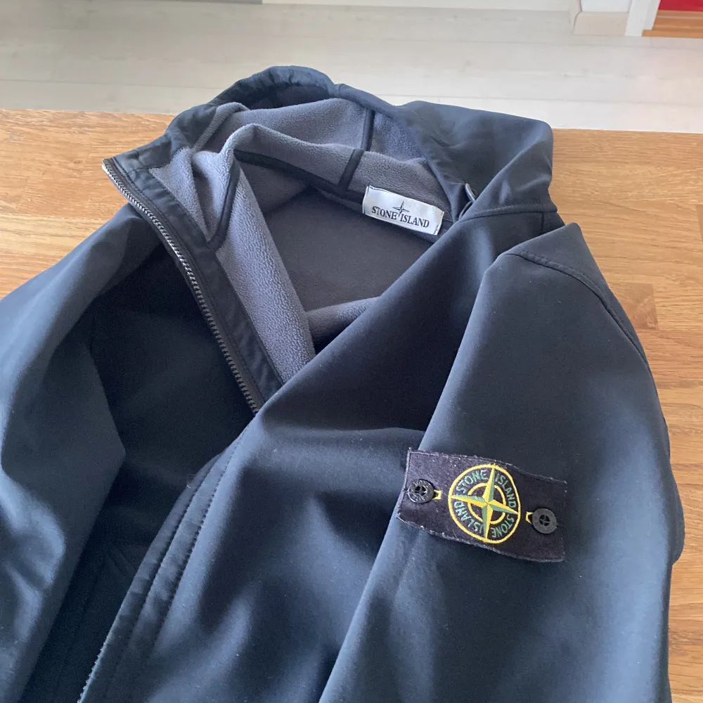 Stone island jacka. Ny pris ca 5500-7000 Använd ett tag. Äkta vara! Tunnare jacka som är perfekt nu till vår, sommar och funkar även på hösten. Marinblå/Svart Pris kan diskuteras Storleken är M men passar S också.. Jackor.