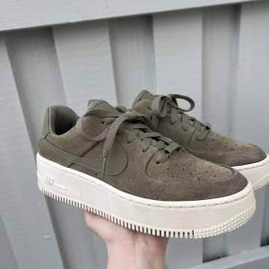 Som nya, air force 1 sage, plattform i khaki grön suede. Storlek 39.  Ganska små, passar en 38 eller 38,5 också 