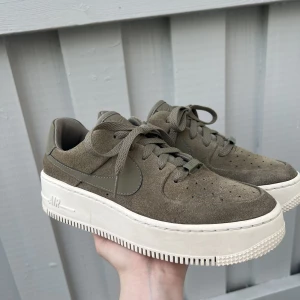 Suede khaki air force 1 sage   - Som nya, air force 1 sage, plattform i khaki grön suede. Storlek 39.  Ganska små, passar en 38 eller 38,5 också 